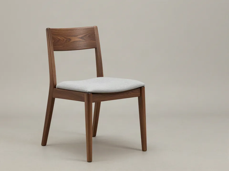 Silla Nogal de madera oscura con asiento gris, vista en diagonal