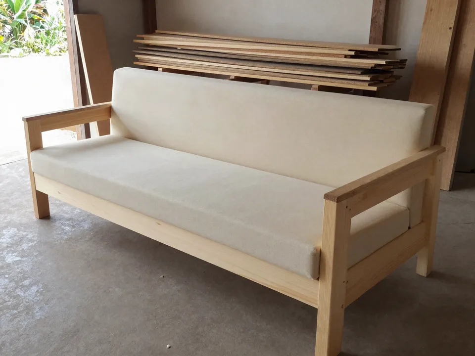 Estructura de madera de un sofá, ya armada, en el taller